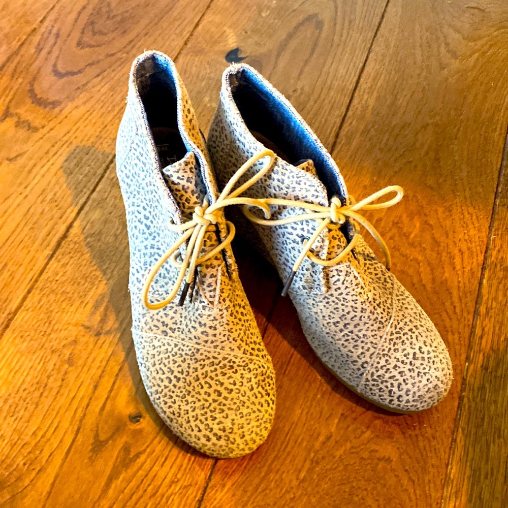 Women’s Toms wedge bootie leopard print with laces